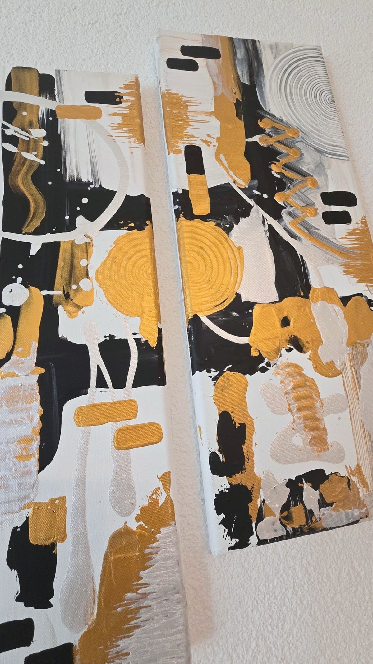 Dreiteiliges abstraktes Struktur Leinwandbild Cadence in Gold, Schwarz, Weiss und Silber mit Kreisen, Linien und plastischen Elementen.