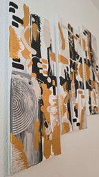 Dreiteiliges abstraktes Struktur Leinwandbild Cadence in Gold, Schwarz, Weiss und Silber mit Kreisen, Linien und plastischen Elementen.
