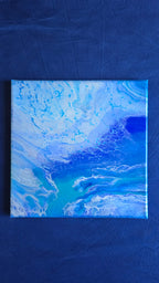 Quadratisches abstraktes Leinwandbild in Weiss, Hellblau, Türkis und kräftigem Blau mit fliessenden, wolkenartigen Strukturen.