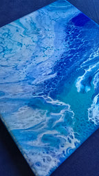 Quadratisches abstraktes Leinwandbild in Weiss, Hellblau, Türkis und kräftigem Blau mit fliessenden, wolkenartigen Strukturen.