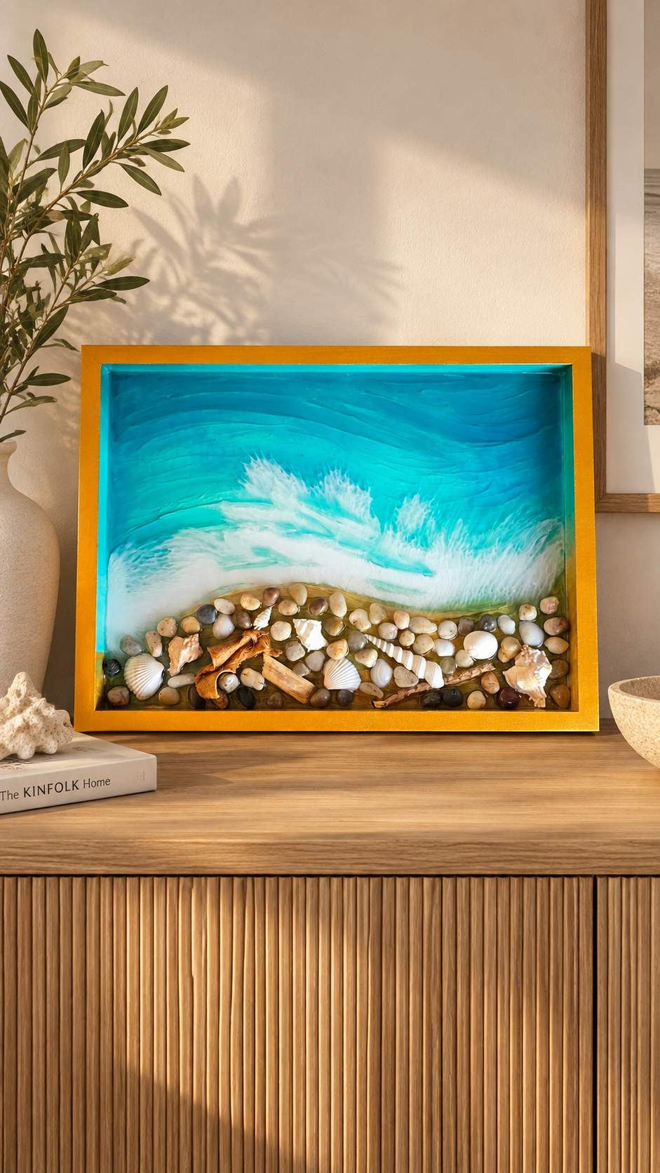 Handgefertigtes Resin-Kunstwerk «Solas Coastal Treasures» mit türkisfarbenem Meer, schäumenden Wellen, echten Muscheln, Steinen und Treibholz in einem goldenen Rahmen, 40 × 30 cm.