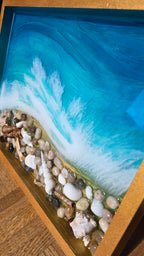 Handgefertigtes Resin-Kunstwerk «Solas Coastal Treasures» mit türkisfarbenem Meer, schäumenden Wellen, echten Muscheln, Steinen und Treibholz in einem goldenen Rahmen, 40 × 30 cm.