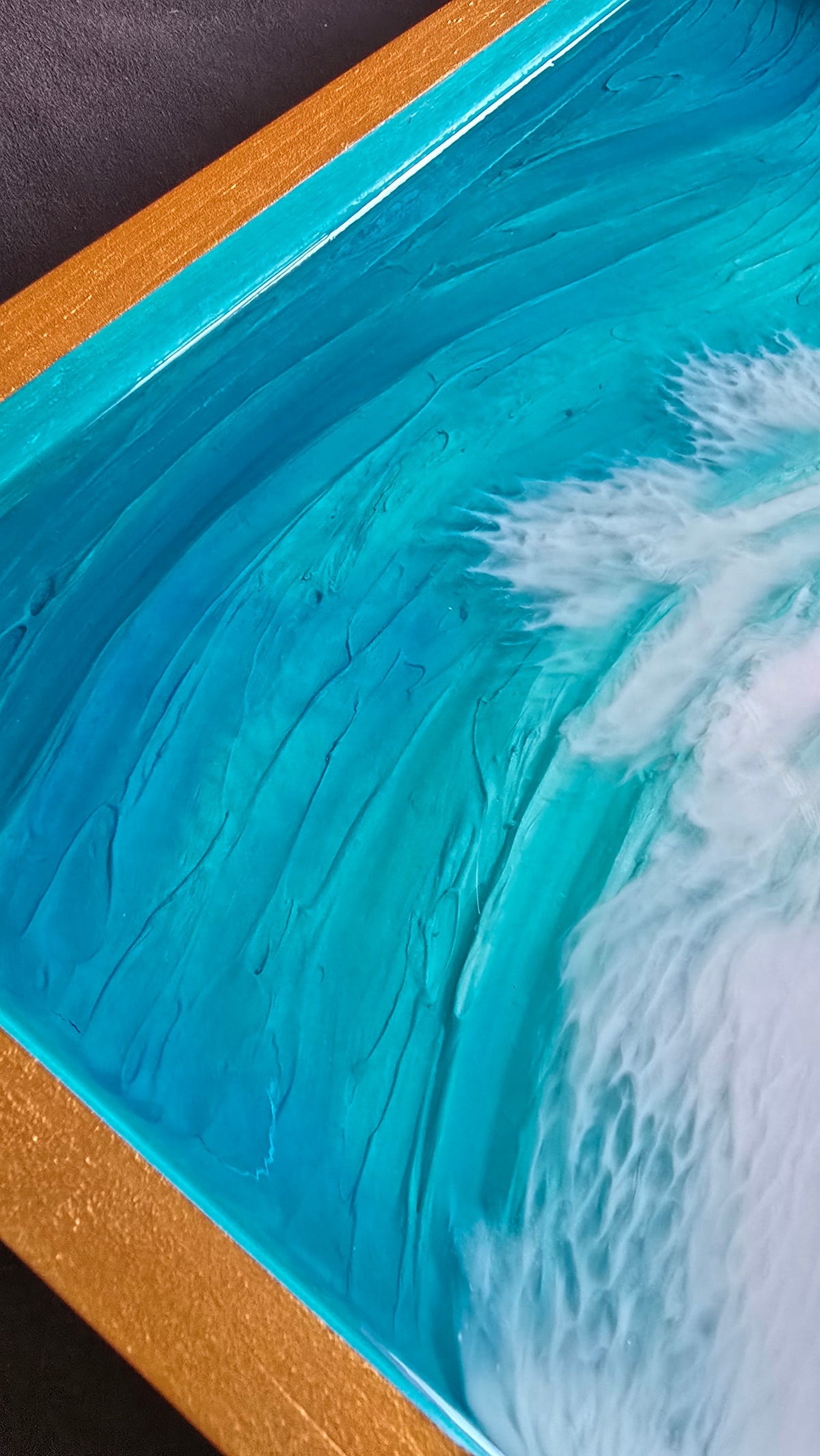 Handgefertigtes Resin-Kunstwerk «Solas Coastal Treasures» mit türkisfarbenem Meer, schäumenden Wellen, echten Muscheln, Steinen und Treibholz in einem goldenen Rahmen, 40 × 30 cm.