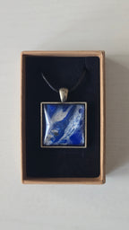Quadratische Cabochon-Kette mit fliessendem Muster in intensivem Kobaltblau und metallisch schimmerndem Silber.