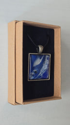 Quadratische Cabochon-Kette mit fliessendem Muster in intensivem Kobaltblau und metallisch schimmerndem Silber.
