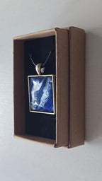 Quadratische Cabochon-Kette mit fliessendem Muster in intensivem Kobaltblau und metallisch schimmerndem Silber.