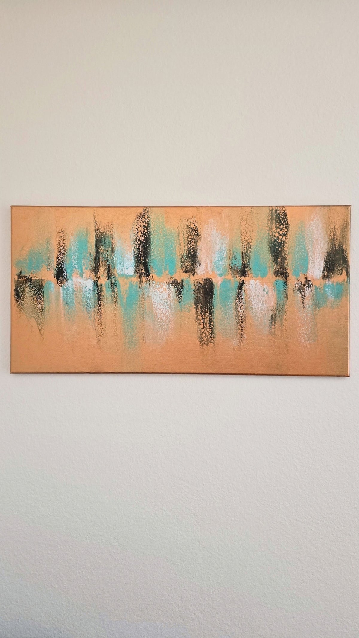 Horizontales abstraktes Leinwandbild mit kupferfarbenem Grund, türkisfarbenen Flächen sowie schwarzen und weissen fliessenden Zellstrukturen.