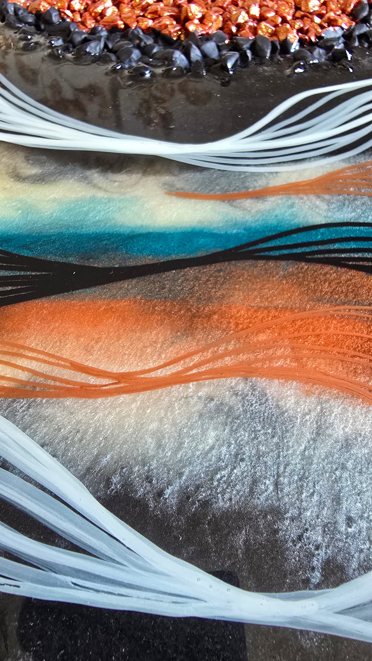 Abstraktes Resin-Wandbild in Türkis, Kupfer, Schwarz und Weiss mit fliessenden Linien und plastischen Steinelementen