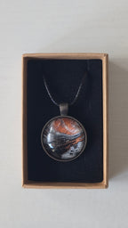 Runde Cabochon-Kette mit abstrakten Strukturen in schimmerndem Kupfer, Schwarz, Anthrazit und Silber in dunkler Metallfassung.