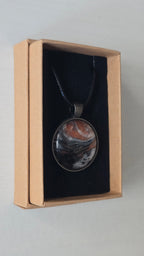 Runde Cabochon-Kette mit abstrakten Strukturen in schimmerndem Kupfer, Schwarz, Anthrazit und Silber in dunkler Metallfassung.