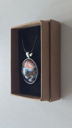 Runde Cabochon-Kette mit abstrakten Strukturen in schimmerndem Kupfer, Schwarz, Anthrazit und Silber in dunkler Metallfassung.