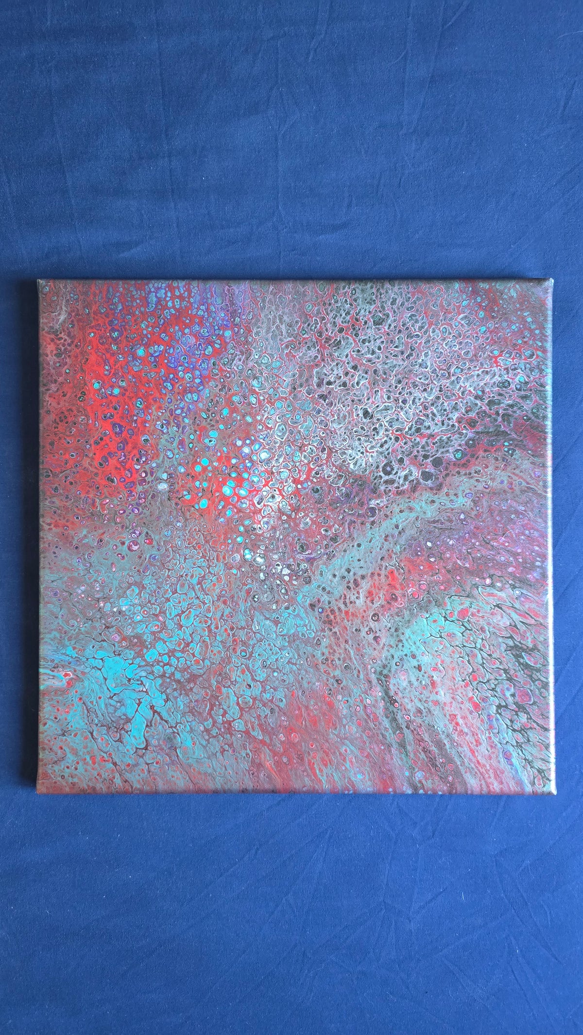 Quadratisches abstraktes Leinwandbild in Türkis, Rot, Silber und Grau mit zahlreichen feinen, organischen Zellstrukturen.
