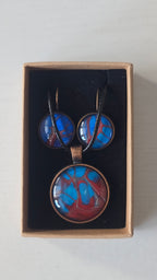 Rundes Cabochon-Schmuckset mit Anhänger und Ohrringen an schwarzem Band, mit verzweigtem Muster in leuchtendem Cyan, Blau, Dunkelrot und Burgunder.