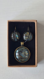Rundes Cabochon Schmuckset mit Kette und zwei Ohrringen, abstraktes Muster in Schwarz, Türkis, Blaugrün und Gold mit fliessenden Strukturen.