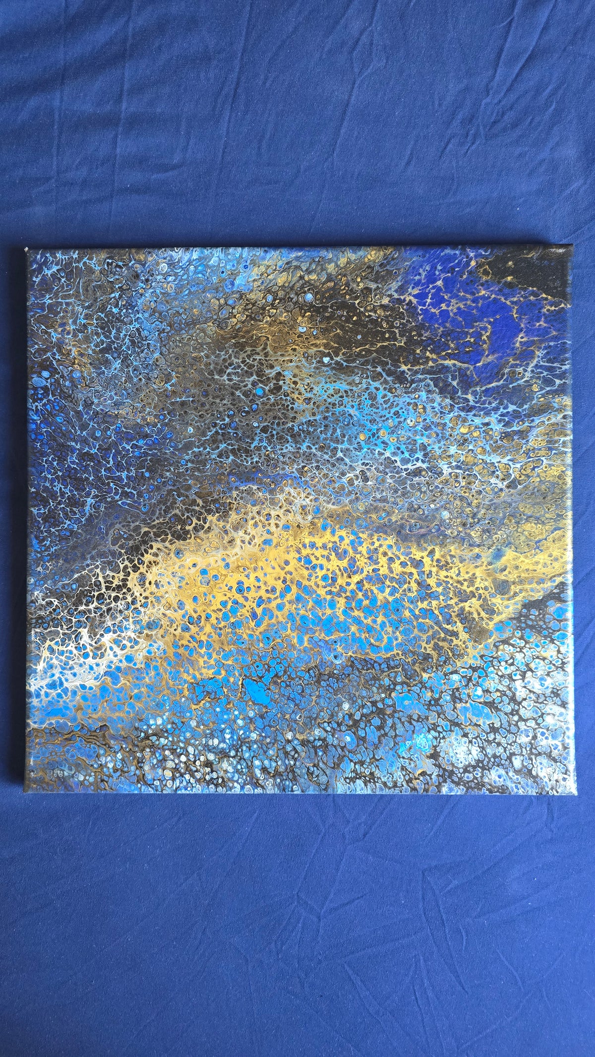 Solas Deep Current abstraktes Acryl-Wandbild auf Leinwand in Blau, Gold und Schwarz mit organischen Zellstrukturen