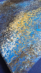 Solas Deep Current abstraktes Acryl-Wandbild auf Leinwand in Blau, Gold und Schwarz mit organischen Zellstrukturen
