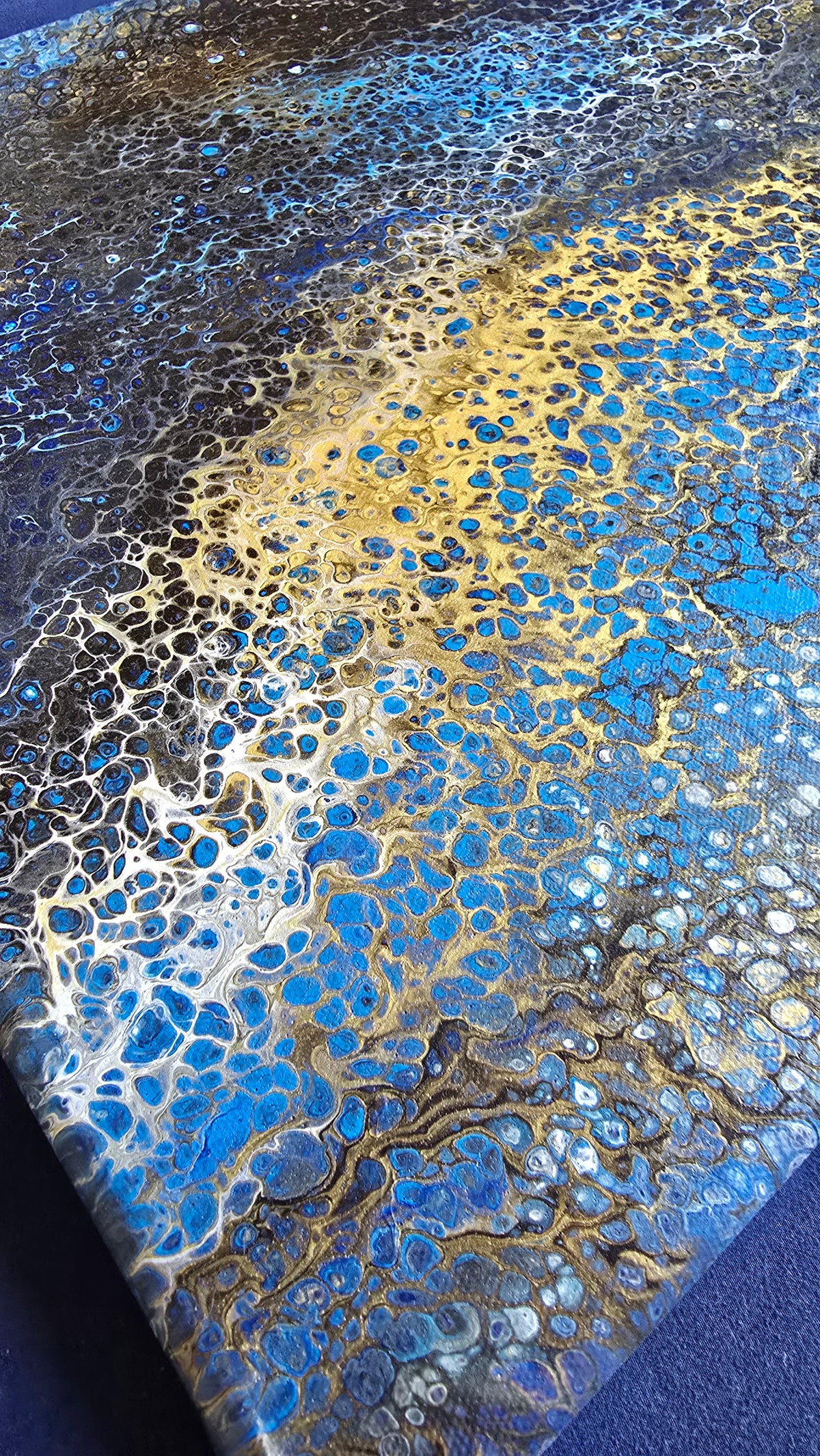 Solas Deep Current abstraktes Acryl-Wandbild auf Leinwand in Blau, Gold und Schwarz mit organischen Zellstrukturen