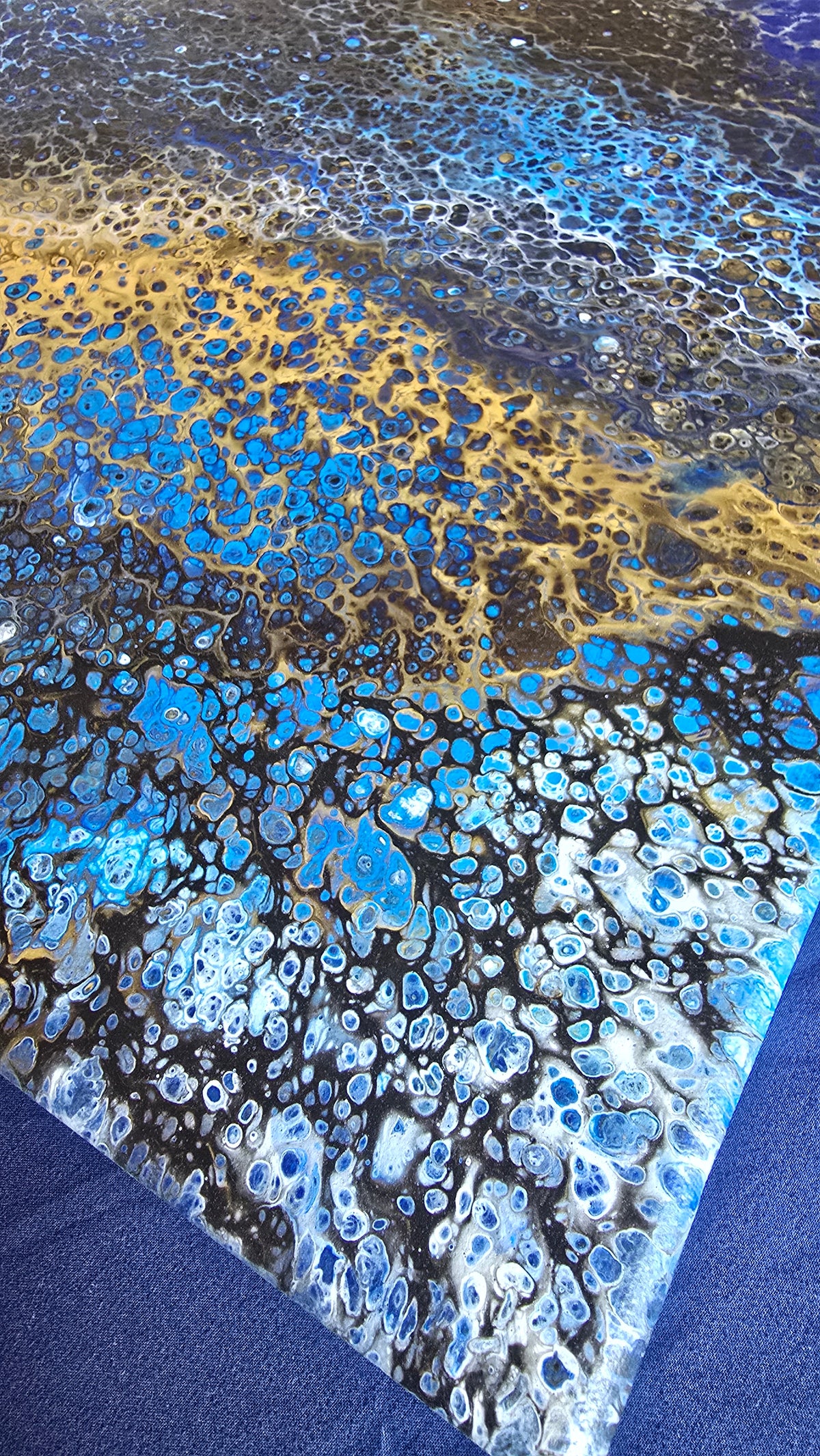 Solas Deep Current abstraktes Acryl-Wandbild auf Leinwand in Blau, Gold und Schwarz mit organischen Zellstrukturen