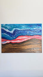 Abstraktes Leinwandbild mit fliessenden Blau- und Türkistönen, rot-weisser Farbschicht und strukturierter brauner Fläche mit sichtbaren Rissen.