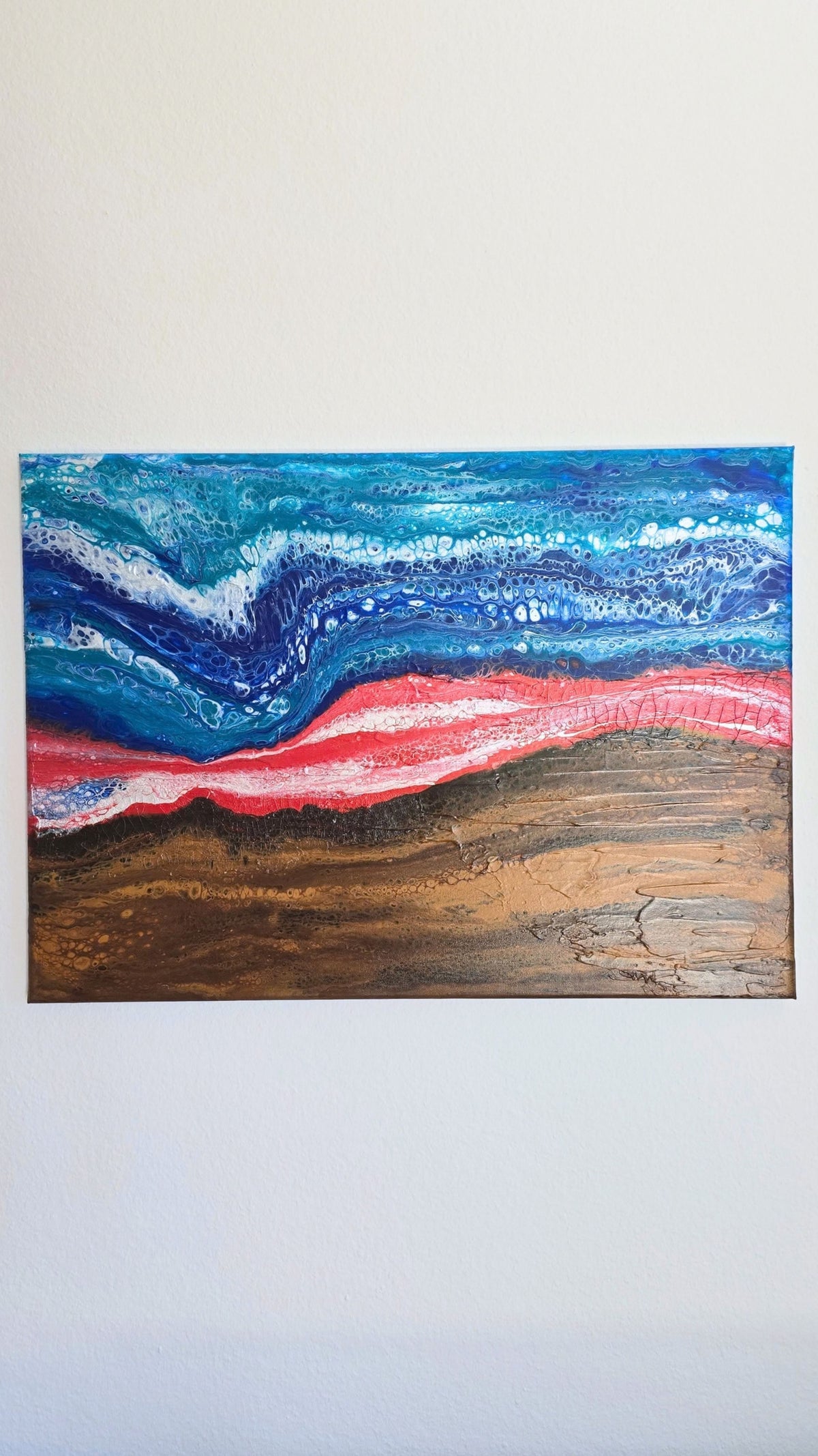Abstraktes Leinwandbild mit fliessenden Blau- und Türkistönen, rot-weisser Farbschicht und strukturierter brauner Fläche mit sichtbaren Rissen.