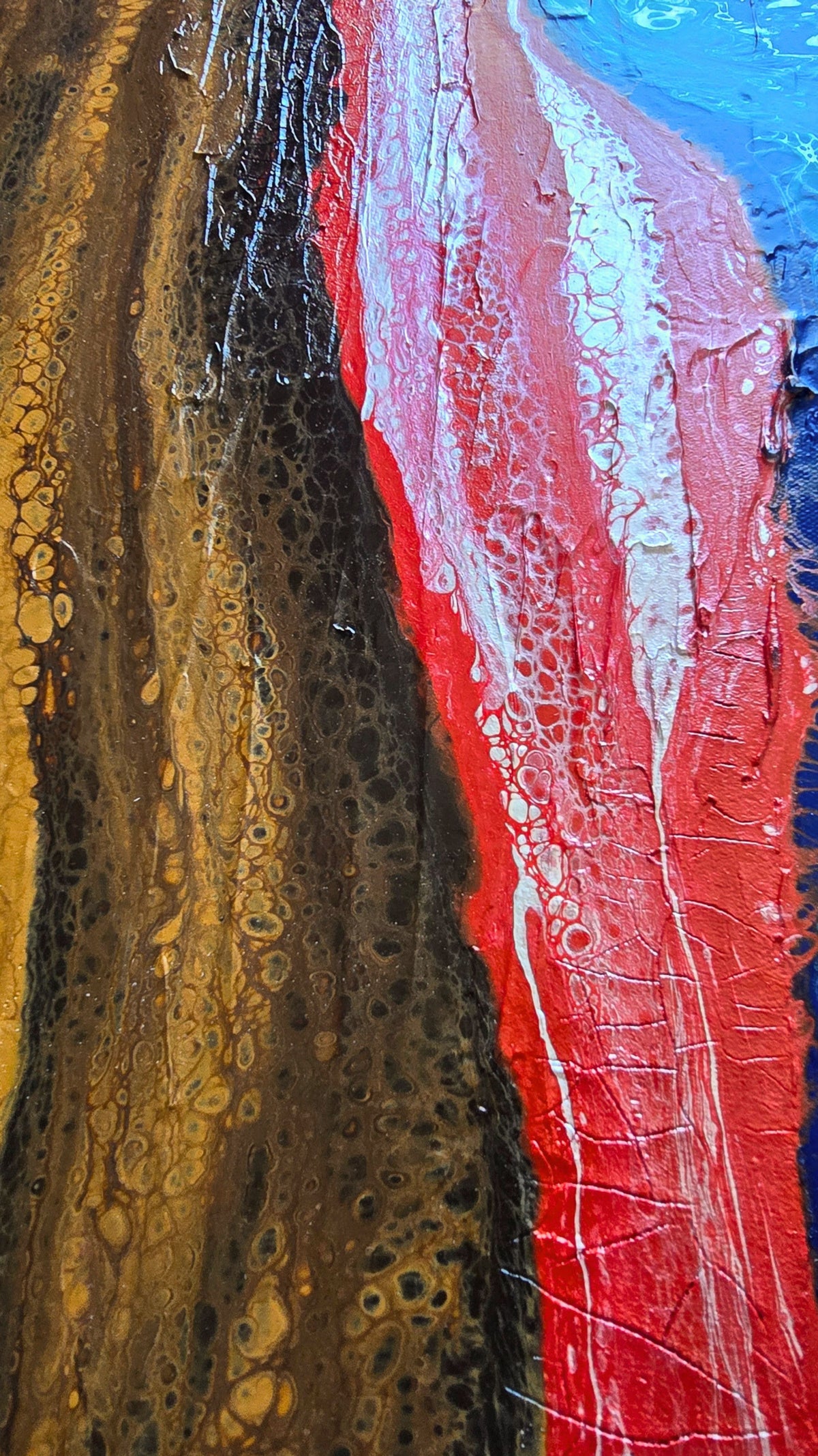 Abstraktes Leinwandbild mit fliessenden Blau- und Türkistönen, rot-weisser Farbschicht und strukturierter brauner Fläche mit sichtbaren Rissen.