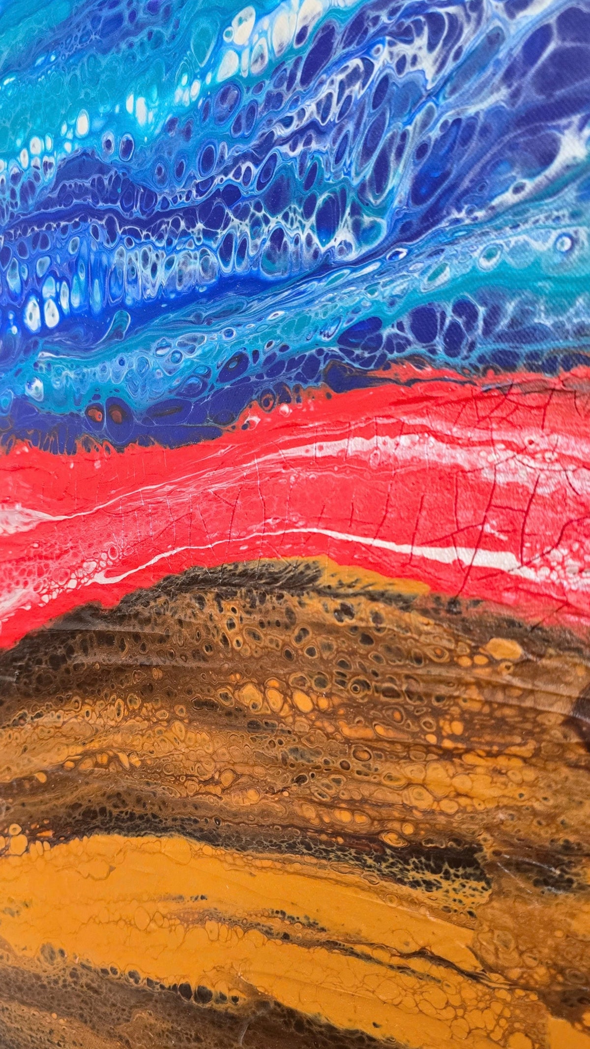 Abstraktes Leinwandbild mit fliessenden Blau- und Türkistönen, rot-weisser Farbschicht und strukturierter brauner Fläche mit sichtbaren Rissen.