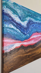 Abstraktes Leinwandbild mit fliessenden Blau- und Türkistönen, rot-weisser Farbschicht und strukturierter brauner Fläche mit sichtbaren Rissen.