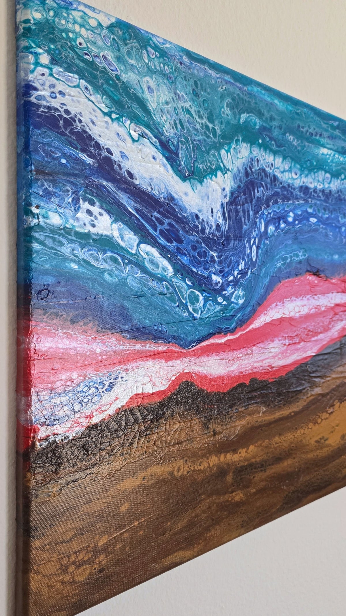 Abstraktes Leinwandbild mit fliessenden Blau- und Türkistönen, rot-weisser Farbschicht und strukturierter brauner Fläche mit sichtbaren Rissen.