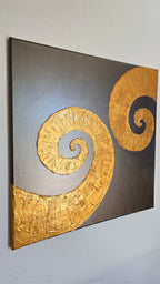 Quadratisches Leinwandbild mit warmgrauem Hintergrund und zwei grossen, plastisch strukturierten goldenen Spiralen.