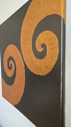 Quadratisches Leinwandbild mit warmgrauem Hintergrund und zwei grossen, plastisch strukturierten goldenen Spiralen.