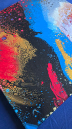 Drei abstrakte Leinwandbilder in unterschiedlichen Grössen mit fliessenden Farbflächen und feinen Zellstrukturen in Rot, Blau, Gold, Schwarz und Weiss.