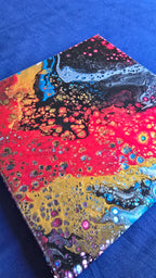 Drei abstrakte Leinwandbilder in unterschiedlichen Grössen mit fliessenden Farbflächen und feinen Zellstrukturen in Rot, Blau, Gold, Schwarz und Weiss.