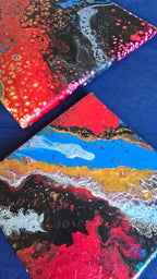 Drei abstrakte Leinwandbilder in unterschiedlichen Grössen mit fliessenden Farbflächen und feinen Zellstrukturen in Rot, Blau, Gold, Schwarz und Weiss.