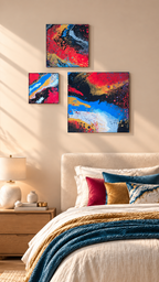 Drei abstrakte Leinwandbilder in unterschiedlichen Grössen mit fliessenden Farbflächen und feinen Zellstrukturen in Rot, Blau, Gold, Schwarz und Weiss.