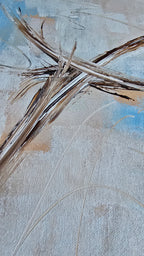 Quadratisches abstraktes Acryl-Leinwandbild in Hellblau, Creme und Beige mit feinen geschwungenen braunen Linien.