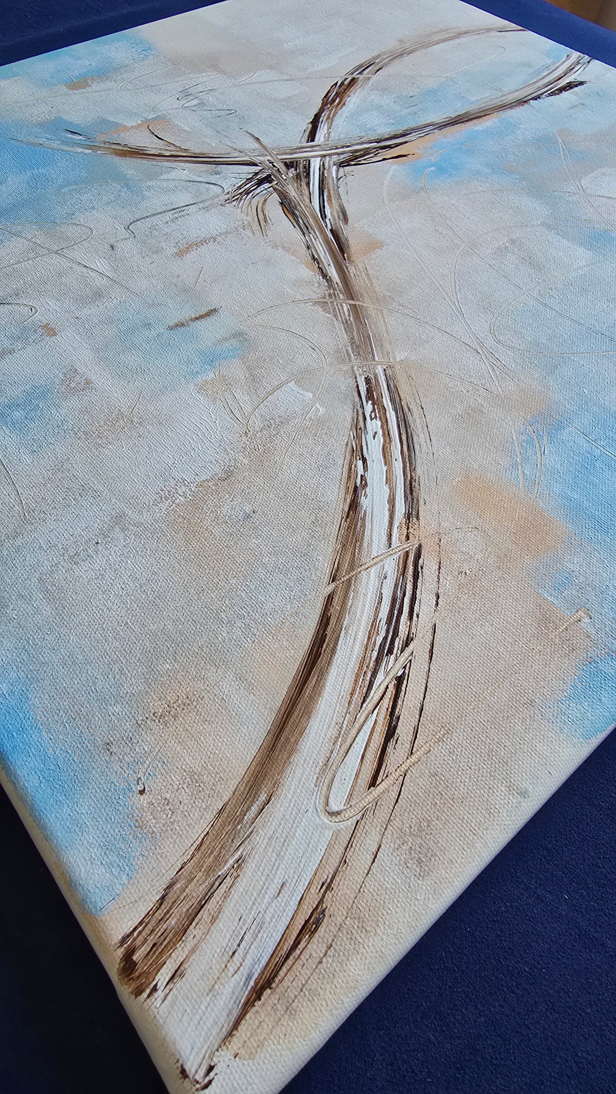 Quadratisches abstraktes Acryl-Leinwandbild in Hellblau, Creme und Beige mit feinen geschwungenen braunen Linien.