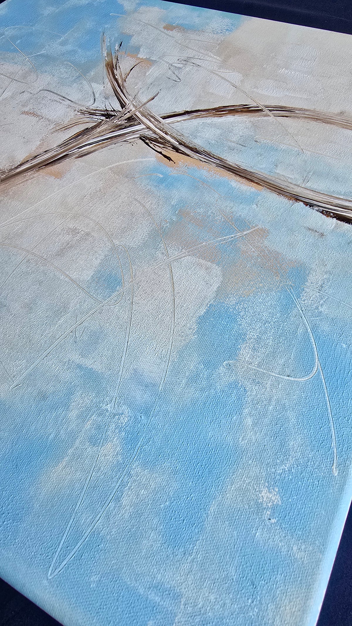 Quadratisches abstraktes Acryl-Leinwandbild in Hellblau, Creme und Beige mit feinen geschwungenen braunen Linien.