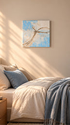 Quadratisches abstraktes Acryl-Leinwandbild in Hellblau, Creme und Beige mit feinen geschwungenen braunen Linien.