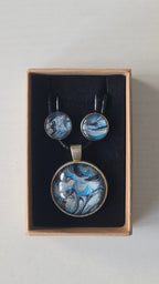 Rundes Cabochon-Schmuckset mit Anhänger und Ohrringen an schwarzem Band, mit marmoriertem Muster in Blau, Cyan, Silber-/Perlgrau, Anthrazit und Schwarz.