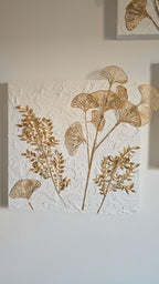 Handgefertigtes 3-teiliges Wandbild in Weiss und Gold mit Strukturpaste und dreidimensionalen botanischen Pflanzen auf Gessobilderrahmen