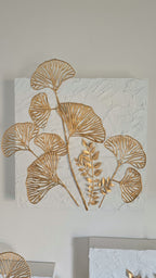 Handgefertigtes 3-teiliges Wandbild in Weiss und Gold mit Strukturpaste und dreidimensionalen botanischen Pflanzen auf Gessobilderrahmen
