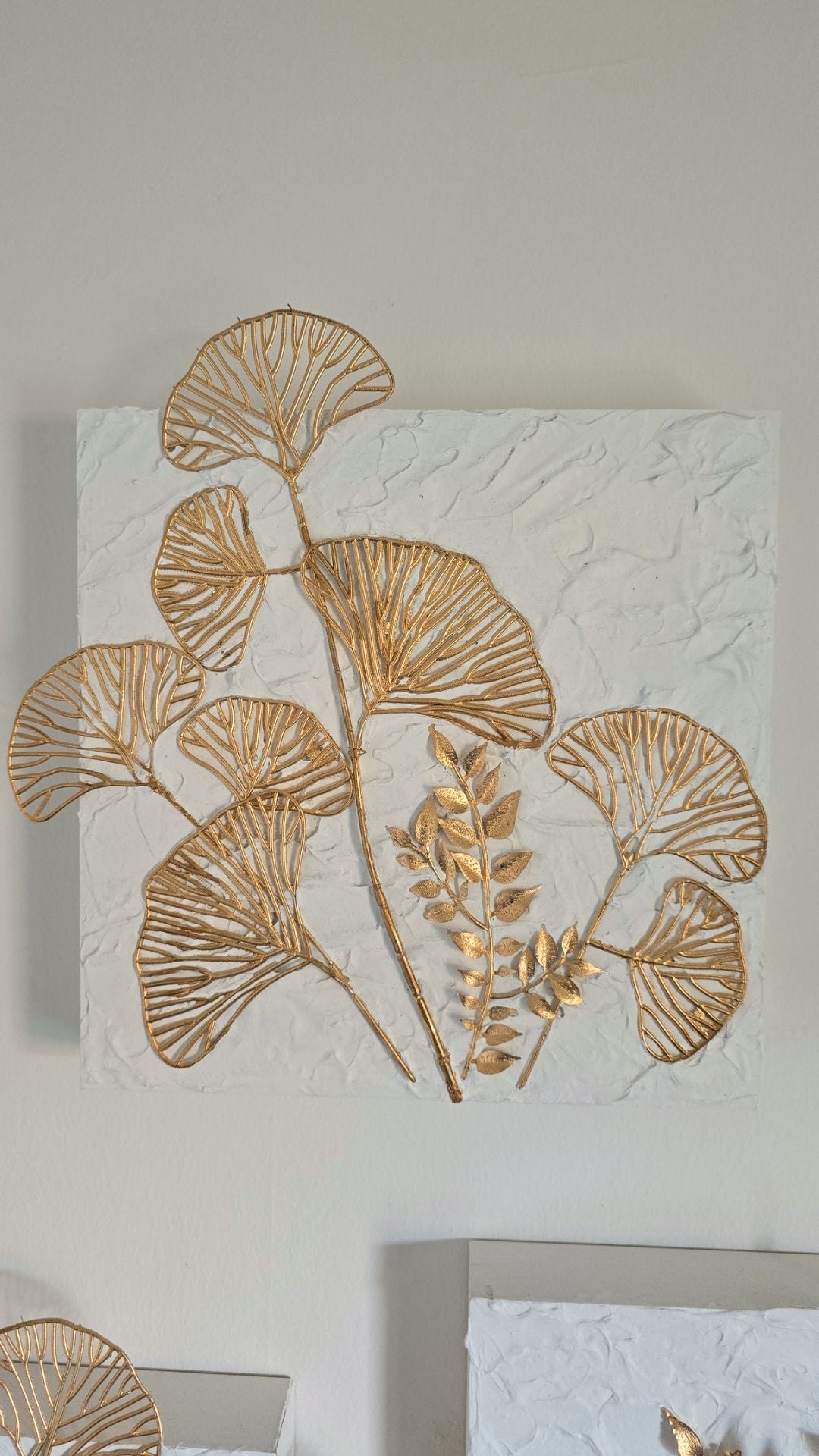 Handgefertigtes 3-teiliges Wandbild in Weiss und Gold mit Strukturpaste und dreidimensionalen botanischen Pflanzen auf Gessobilderrahmen