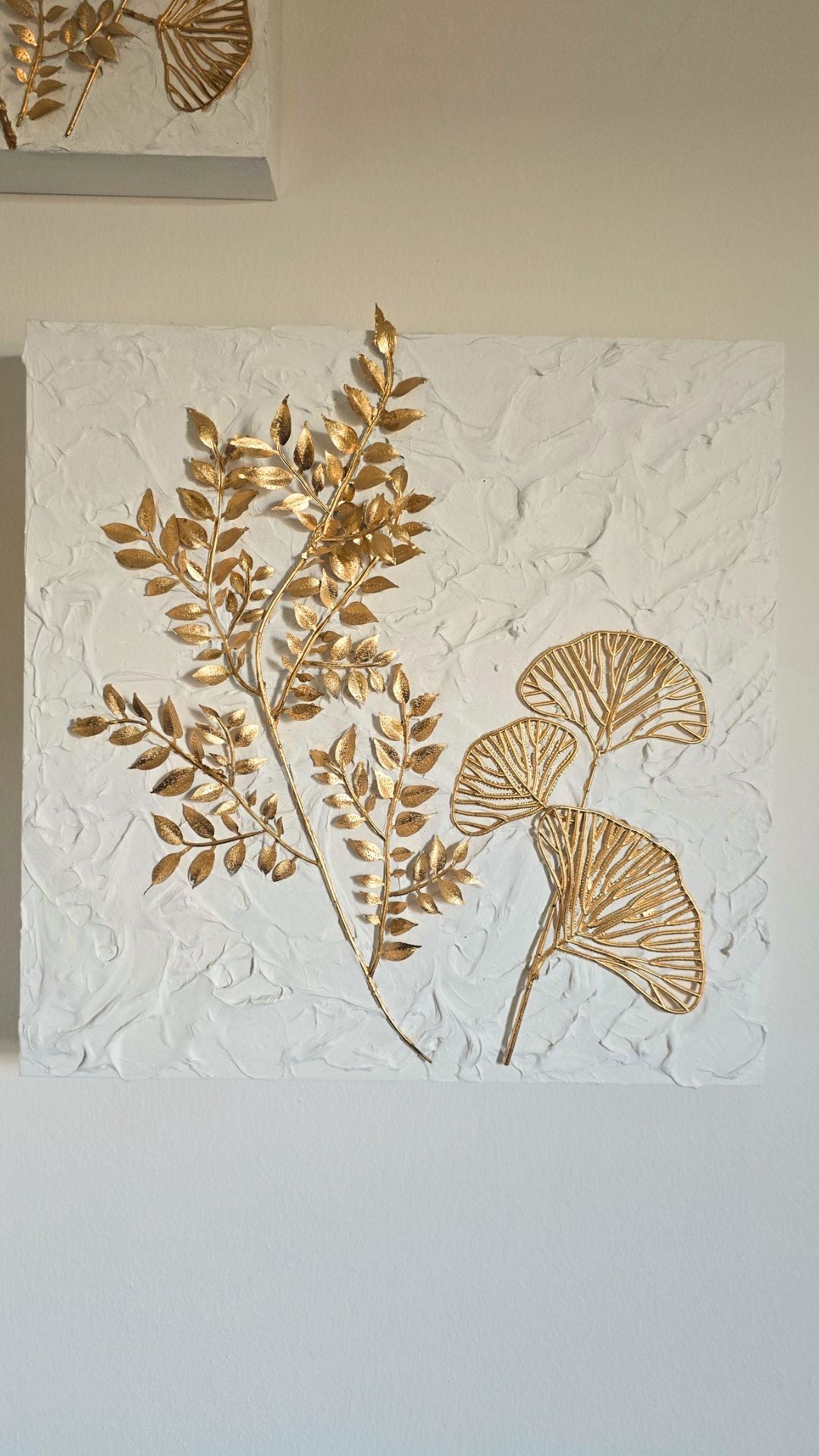 Handgefertigtes 3-teiliges Wandbild in Weiss und Gold mit Strukturpaste und dreidimensionalen botanischen Pflanzen auf Gessobilderrahmen