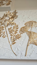 Handgefertigtes 3-teiliges Wandbild in Weiss und Gold mit Strukturpaste und dreidimensionalen botanischen Pflanzen auf Gessobilderrahmen