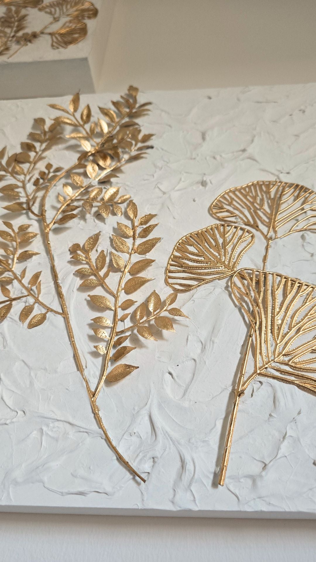 Handgefertigtes 3-teiliges Wandbild in Weiss und Gold mit Strukturpaste und dreidimensionalen botanischen Pflanzen auf Gessobilderrahmen