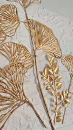 Handgefertigtes 3-teiliges Wandbild in Weiss und Gold mit Strukturpaste und dreidimensionalen botanischen Pflanzen auf Gessobilderrahmen