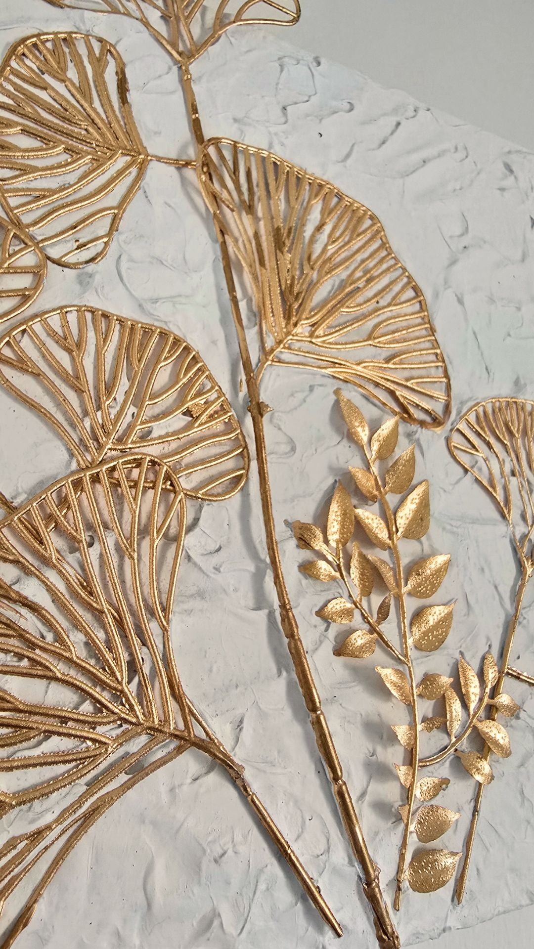 Handgefertigtes 3-teiliges Wandbild in Weiss und Gold mit Strukturpaste und dreidimensionalen botanischen Pflanzen auf Gessobilderrahmen