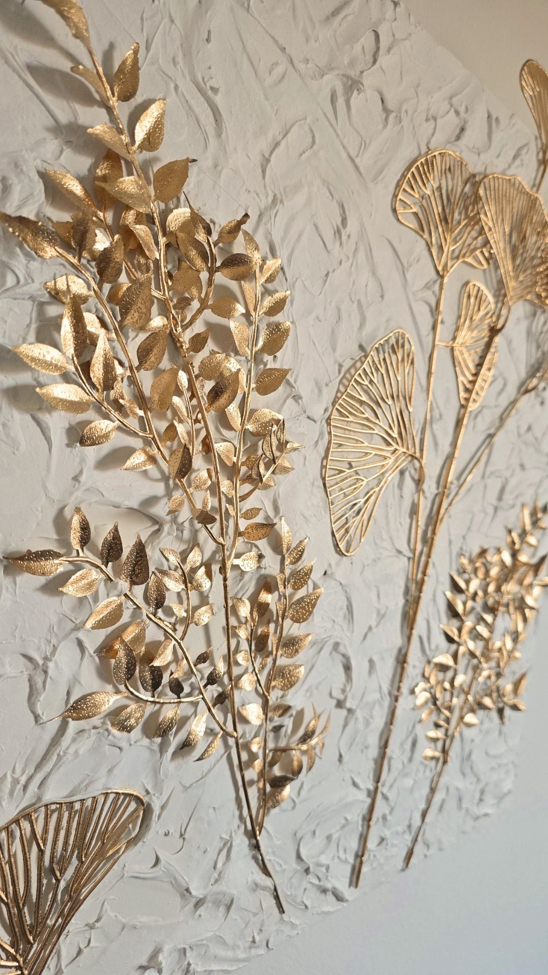 Handgefertigtes 3-teiliges Wandbild in Weiss und Gold mit Strukturpaste und dreidimensionalen botanischen Pflanzen auf Gessobilderrahmen