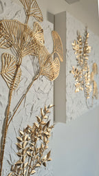 Handgefertigtes 3-teiliges Wandbild in Weiss und Gold mit Strukturpaste und dreidimensionalen botanischen Pflanzen auf Gessobilderrahmen
