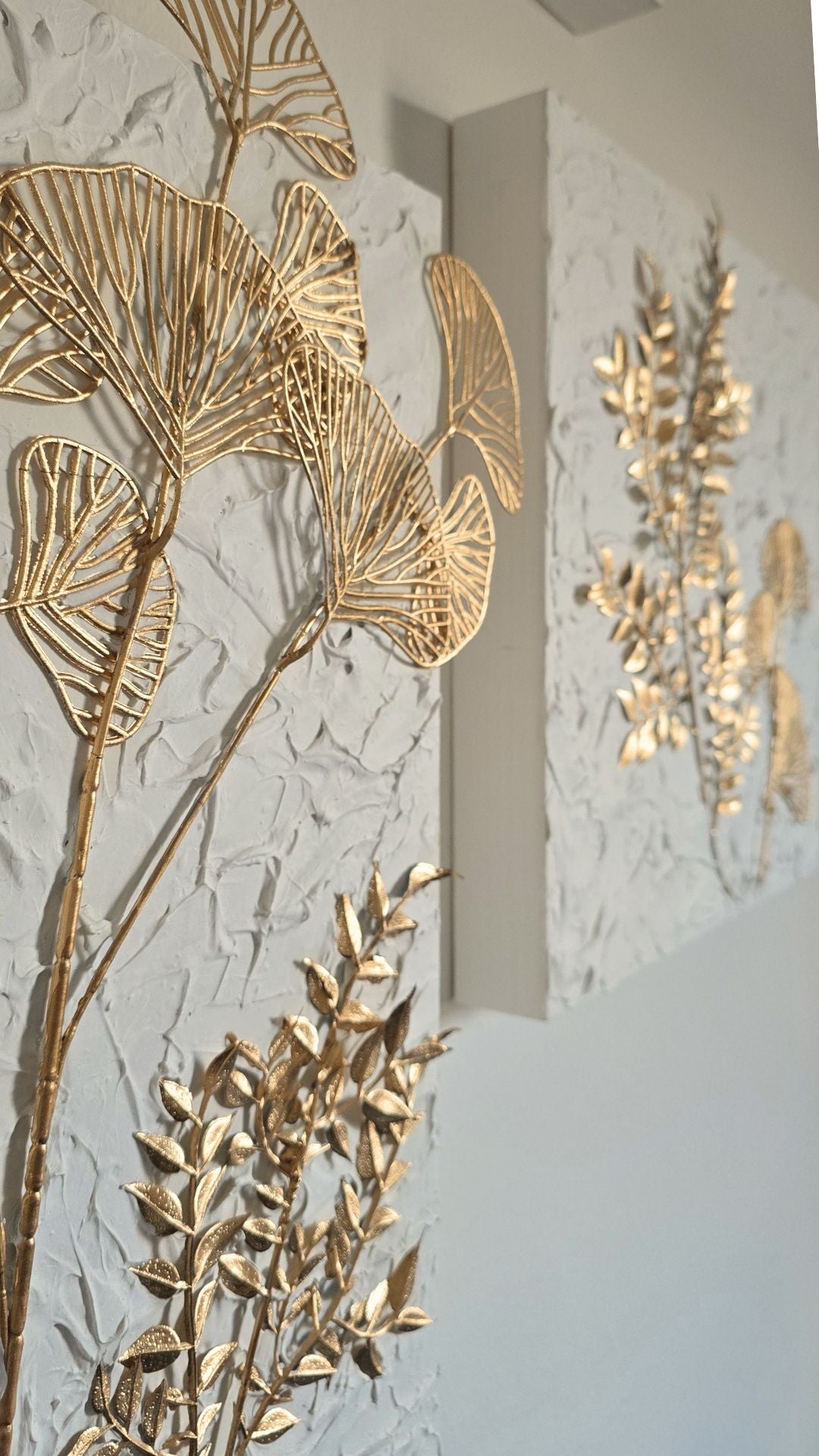 Handgefertigtes 3-teiliges Wandbild in Weiss und Gold mit Strukturpaste und dreidimensionalen botanischen Pflanzen auf Gessobilderrahmen